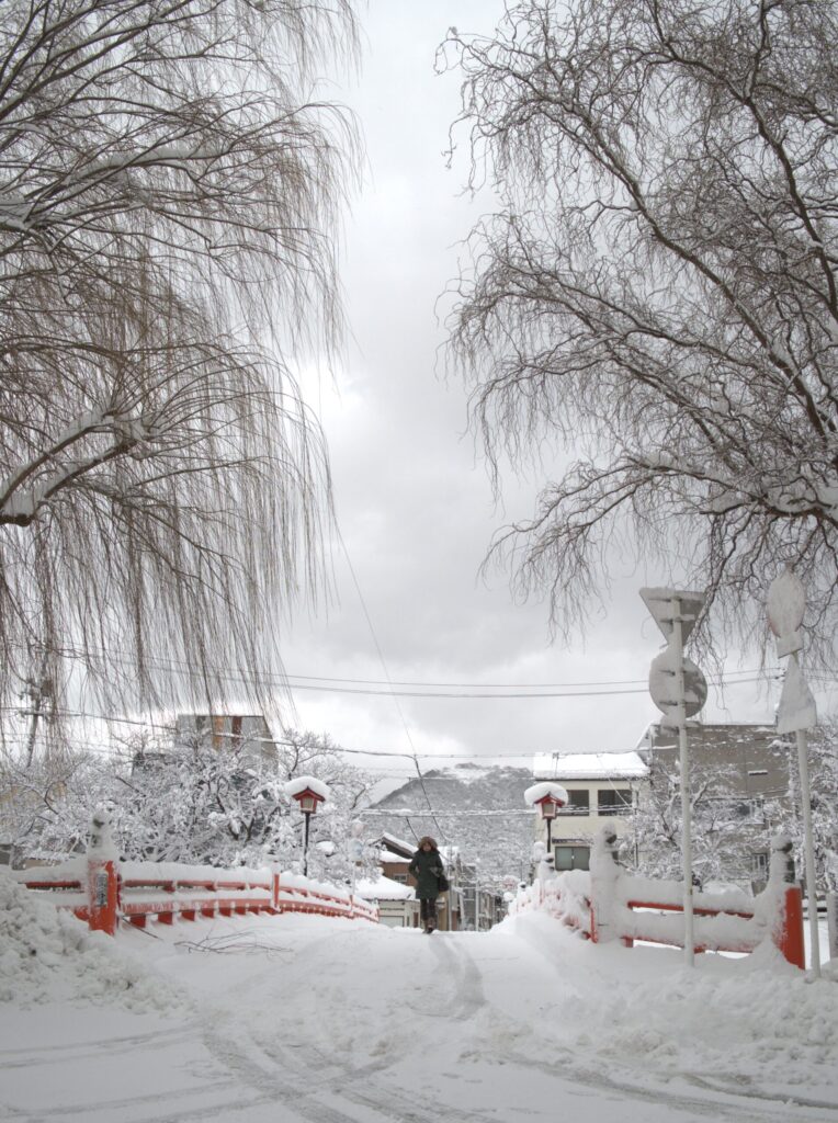 袋川に架かる雪の花見橋の写真