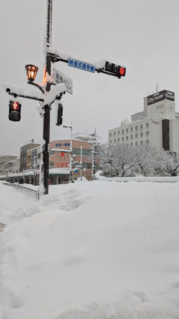雪に埋もれた若桜橋南の交差点の写真