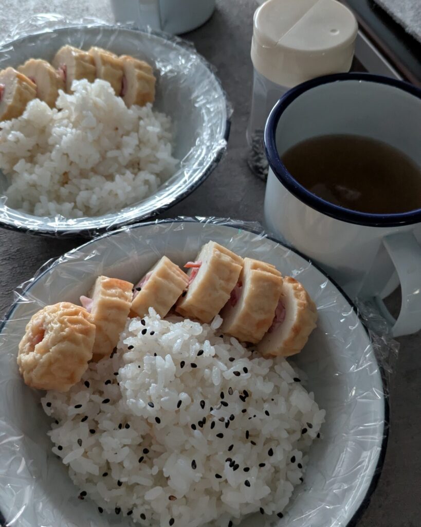 翌朝に炊いたご飯とお味噌汁の写真