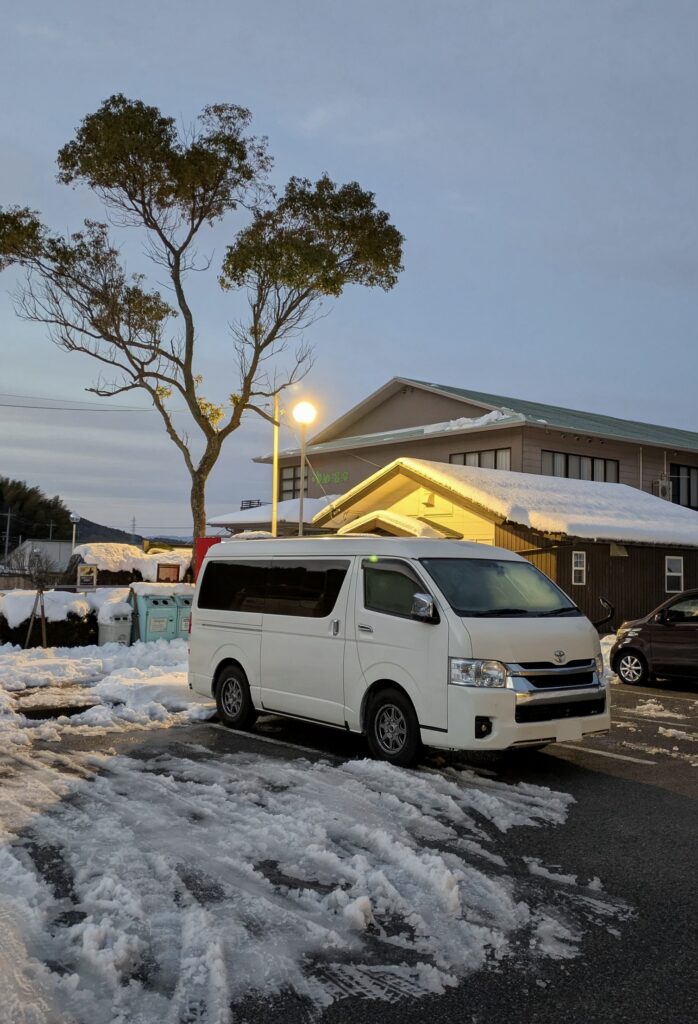 湯YOUパーク淀江ゆめ温泉の駐車場にハイエースを停めた写真