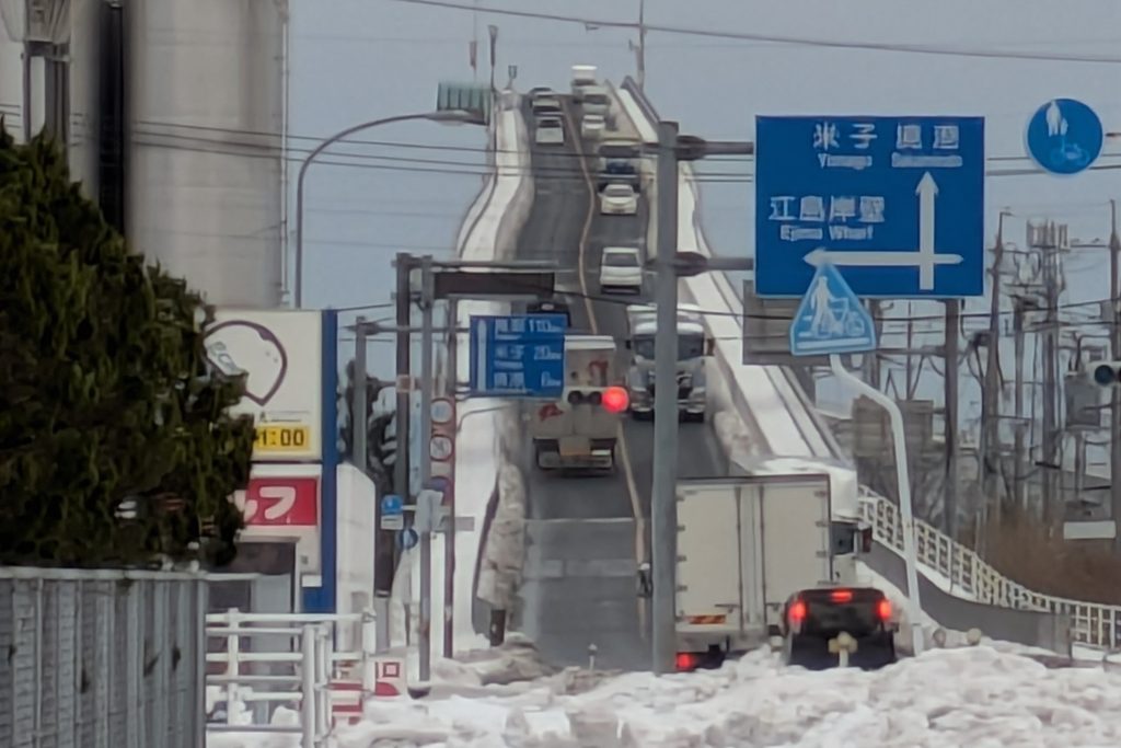 べた踏み坂を左側歩道からズームで撮った写真