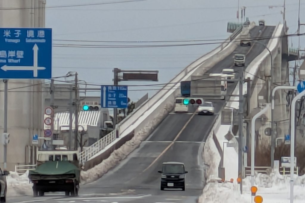 べた踏み坂を右側歩道からズームで撮った写真
