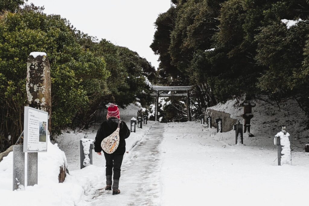 白兎神社の参道に雪が積もり、滑らないよう慎重に歩く姿を写した写真