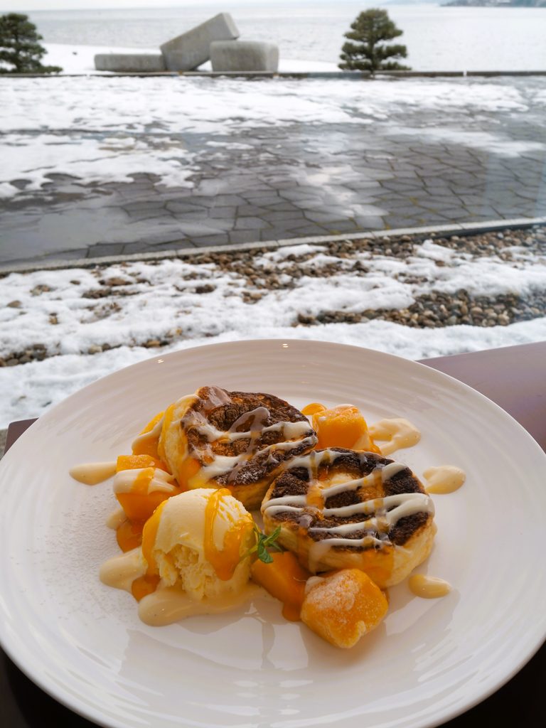 パンケーキと雪の外庭の写真