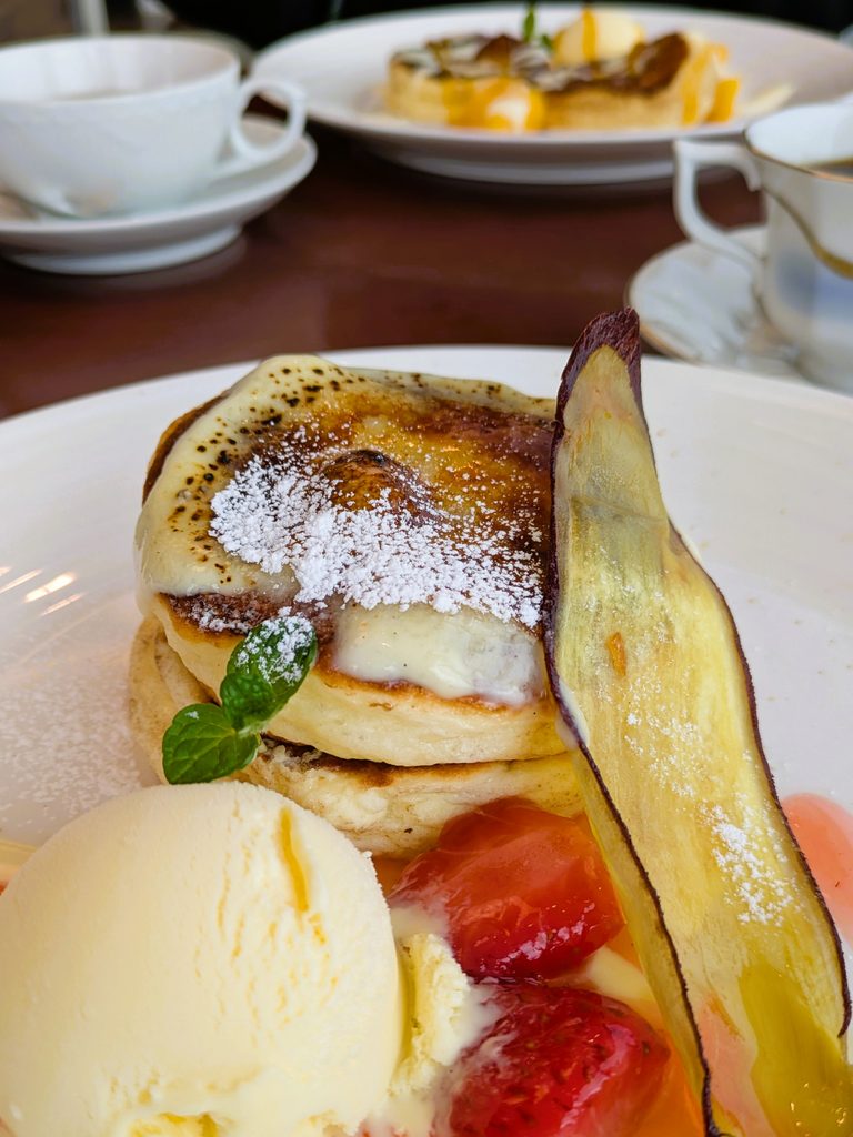 楽しいスイーツタイム、パンケーキとコーヒーの写真