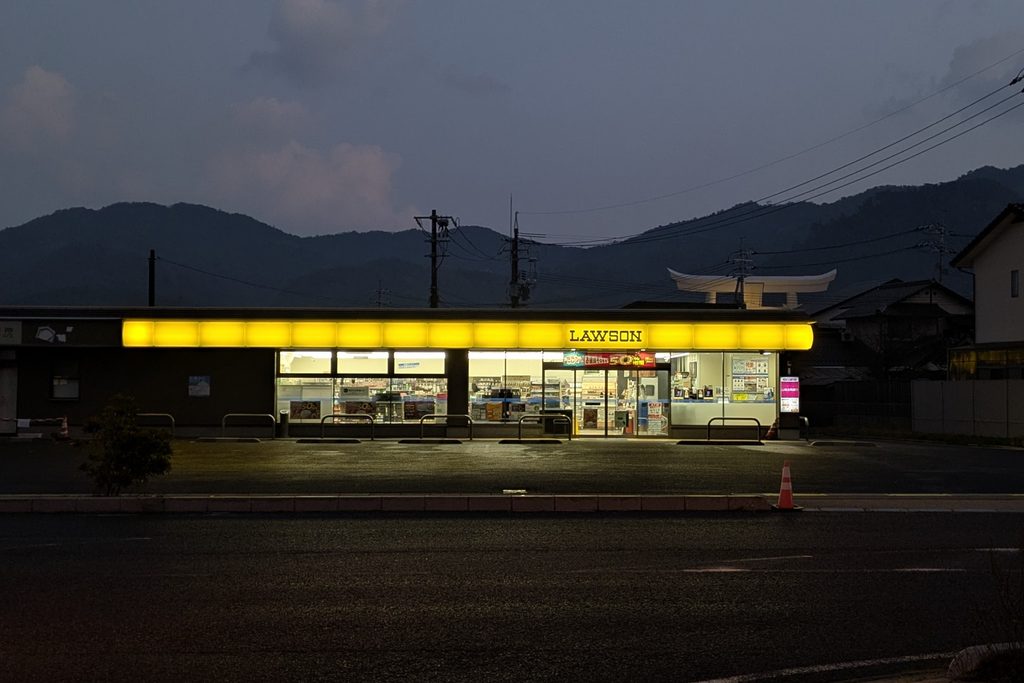 イエローカラーのローソンの写真