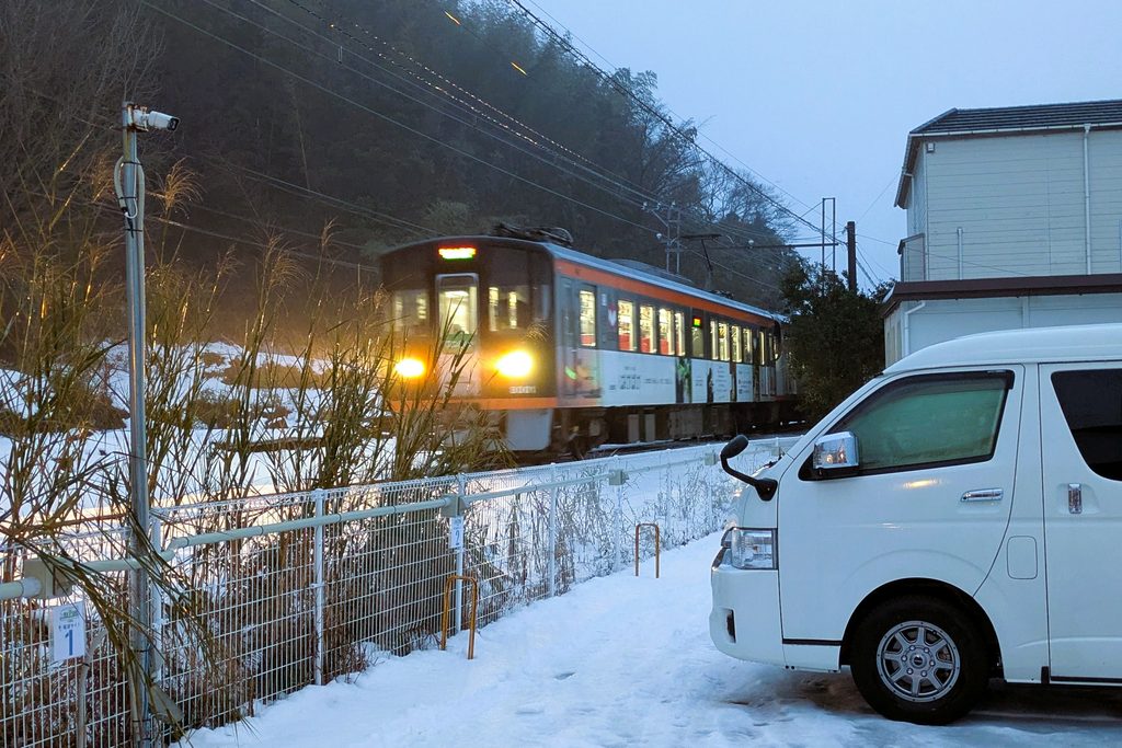 朝一番の一畑電車とハイエースの写真