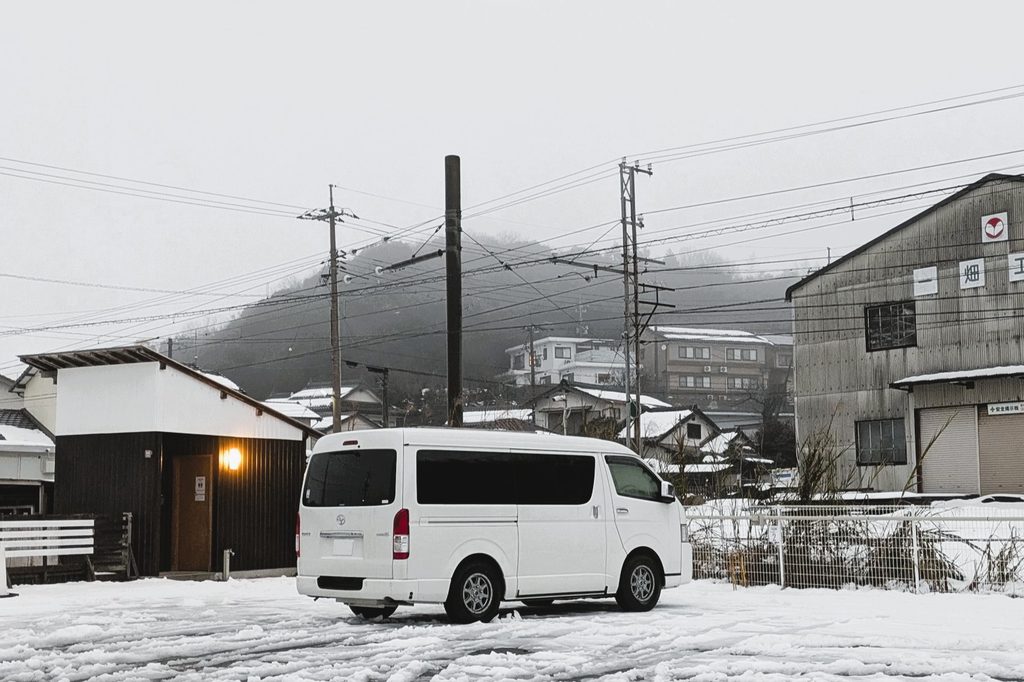 RVパーク宍道湖に到着しハイエースを停めた写真